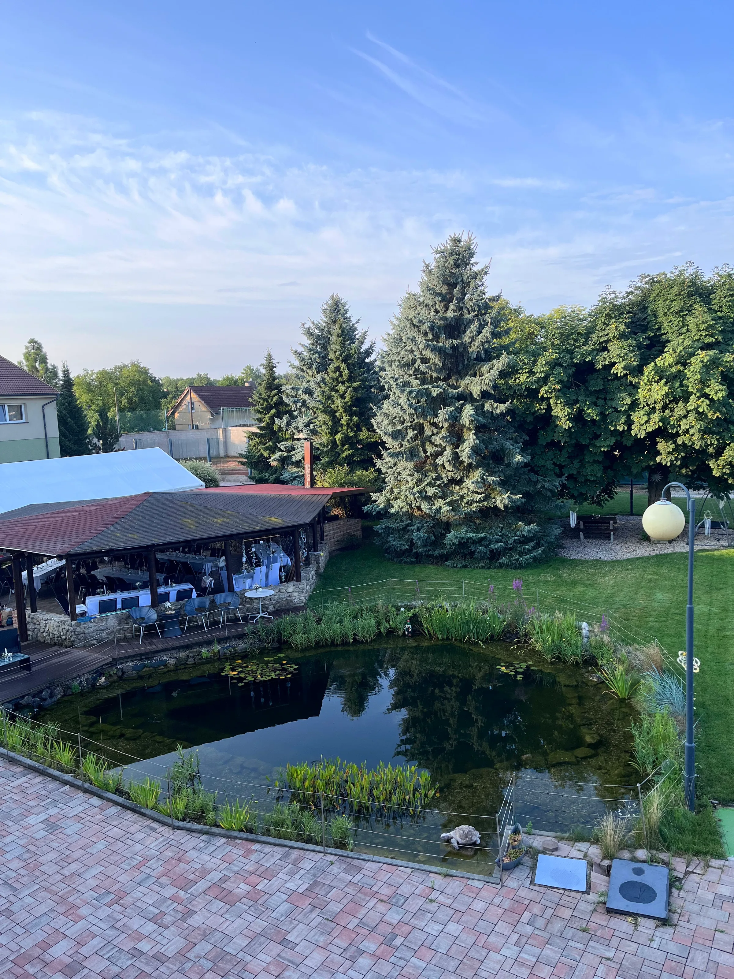 Vnější pohled na hotel Dvůr